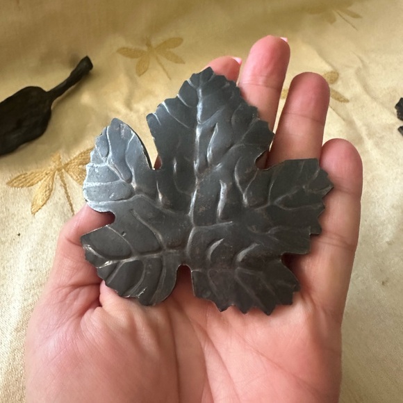 Set of 4 Hand Forged Primitive Farmhouse Rustic Iron Metal Leaves for Decor. - Picture 6 of 12